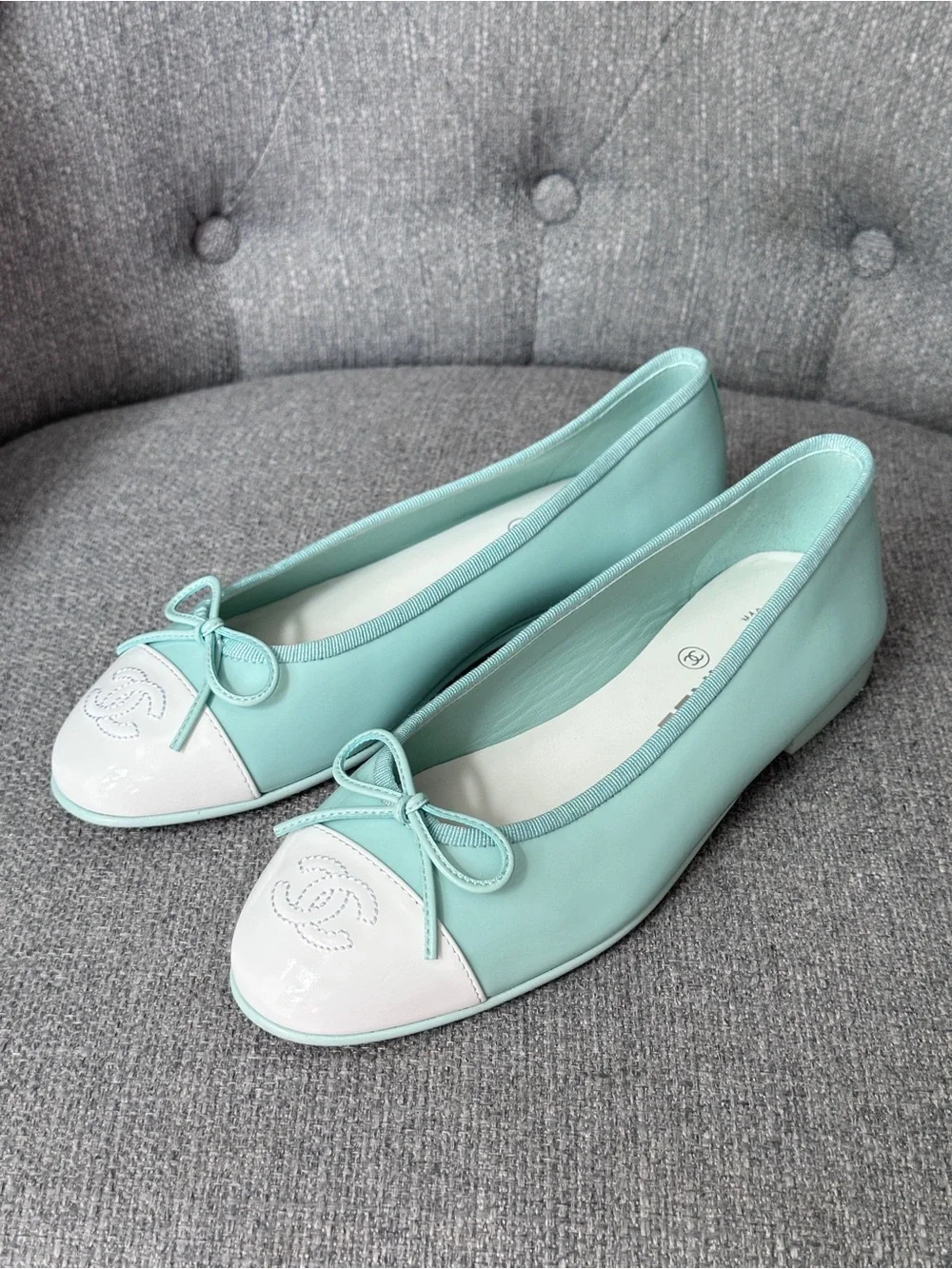 2026 CHANEL TURQUOISE PATENT LEATHER WHITE CC LOGO CAPTOE BALLET FLATS size 37C